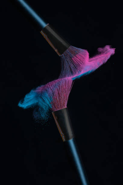 dois pincéis com rosa e azul compõem o impacto do pó para fazer uma nuvem - face powder exploding make up dust - fotografias e filmes do acervo