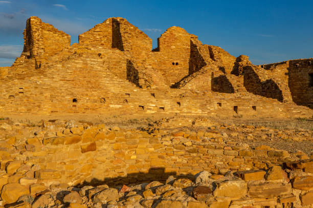 pueblo del arroyo chaco canyon nouveau-mexique - pueblo del arroyo ruins photos et images de collection