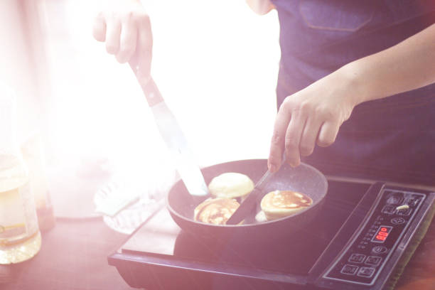 cooking from home , she is cooking cake at home - chef cookie dishware domestic kitchen imagens e fotografias de stock