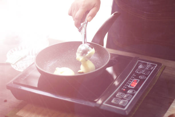 cooking from home , she is cooking cake at home - chef cookie dishware domestic kitchen imagens e fotografias de stock