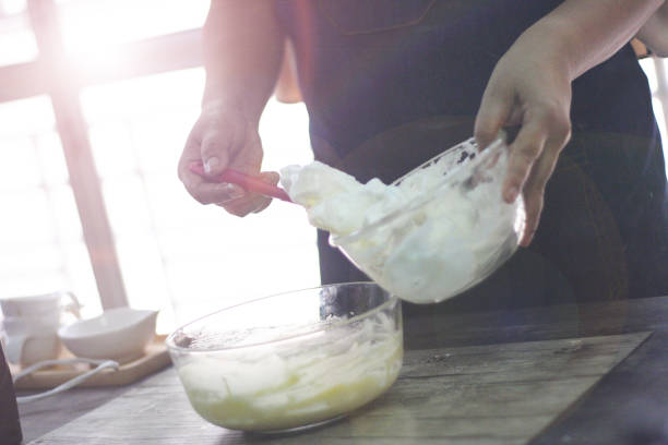 cooking from home , she is cooking cake at home - chef cookie dishware domestic kitchen imagens e fotografias de stock