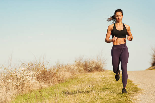 jovem mulher musculosa ter treinamento esportivo e correr na natureza - sports training muscular build women body care - fotografias e filmes do acervo