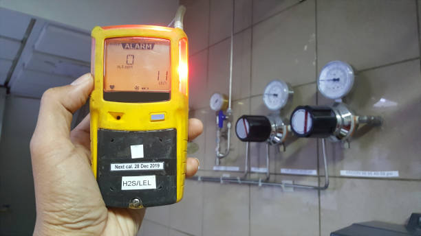 personal h2s gas detector,check gas leak. safety concept of safety and security system on offshore oil and gas processing platform, hand hold gas detector. - gas natural gas leaking sensor imagens e fotografias de stock