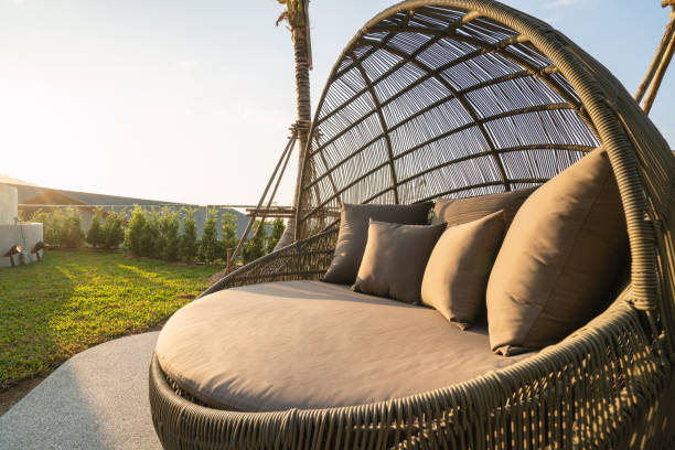 внешний дизайн виллы у бассейна, дома и дома имеют круглую диванную подушку в саду - decorative feature стоковые фото и изображения