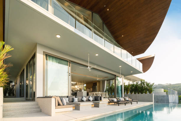 innen- und außendesign der luxuriösen poolvilla, haus und haus verfügen über terrasse und sonnenliege - building feature fotos stock-fotos und bilder
