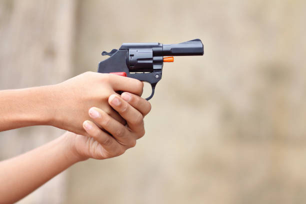 ディワリ・オケージョンでおもちゃの銃を持っている小さな男の子 - toy gun ストックフォトと画像