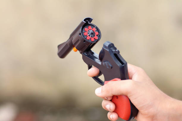bambino che tiene la pistola giocattolo in occasione diwali - toy gun foto e immagini stock