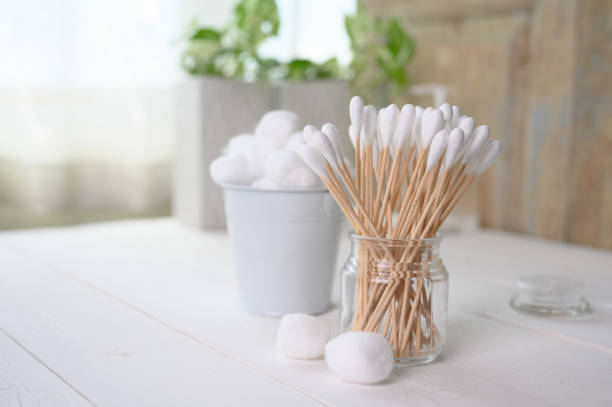 cotonetes de algodão branco brotos de algodão e bola de algodão no fundo - cotton swab - fotografias e filmes do acervo