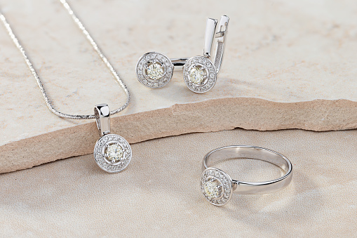 Elegante conjunto de joyas de anillo de oro blanco, collar y pendientes con diamantes photo