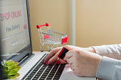 online-auf-laptop-screen-einkaufen-kostenlose-lieferung-e-commerce-konzept-kaukasierin-frau.jpg?b=1&s=170x170&k=20&c=xMlOMk3T9JKUEgzXEF4MZLiO4njZLWHnX_gMRHn3cQ4=