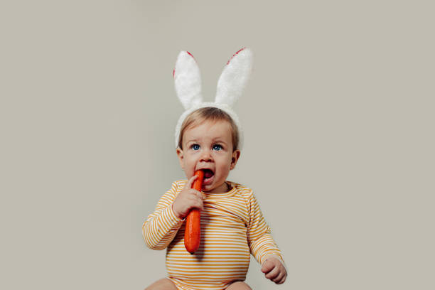 conejito de pascua - baby carrot fotografías e imágenes de stock