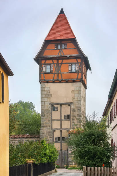 torre bauerlinsturm, dinkelsbuhl, baviera, alemanha - on stone dinkelsbuhl wall - fotografias e filmes do acervo