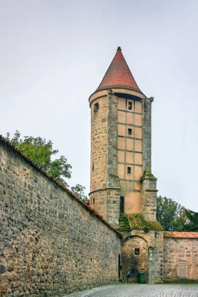 parede e torre, dinkelsbuhl, baviera, alemanha - on stone dinkelsbuhl wall - fotografias e filmes do acervo