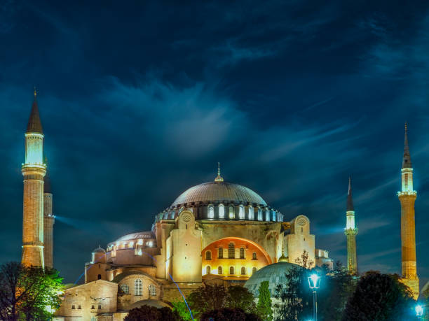 santa sofía por la noche, estambul, turquía - la mezquita cathedral fotografías e imágenes de stock