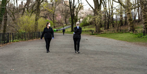 distancia social y máscaras en central park durante el coronavirus - bridle path fotografías e imágenes de stock