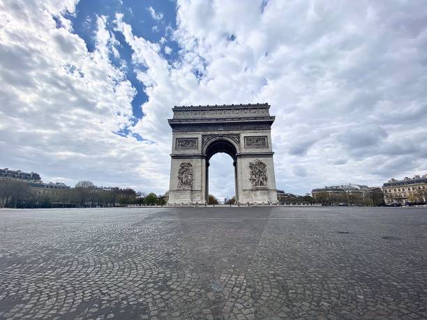 töm paris under karantän - triumfbågen paris bildbanksfoton och bilder