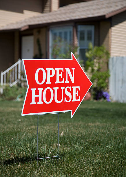 istock Open House Sign on Green Grass 121694886