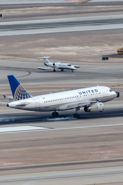 aereo di linea airbus a319 della united airlines che atterra all'aeroporto internazionale mccarran di las vegas. - airbus a319 foto e immagini stock