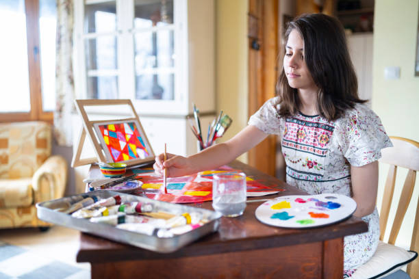 chica adolescente dibujando en casa - artists canvas yellow white red fotografías e imágenes de stock