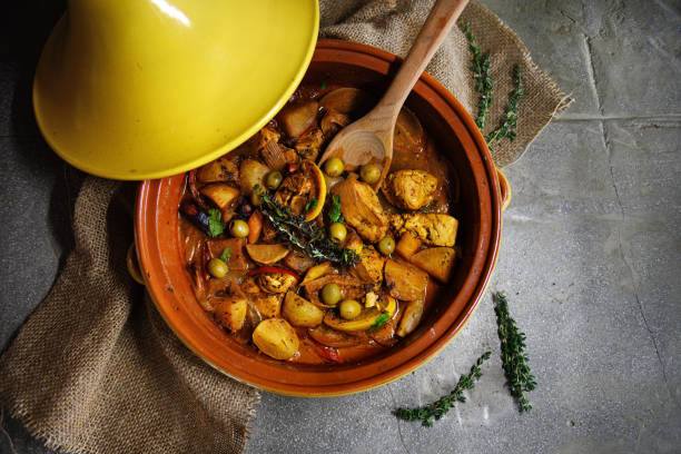 tagine di pollo con olive verdi e limone candito - oli aromi e spezie foto e immagini stock