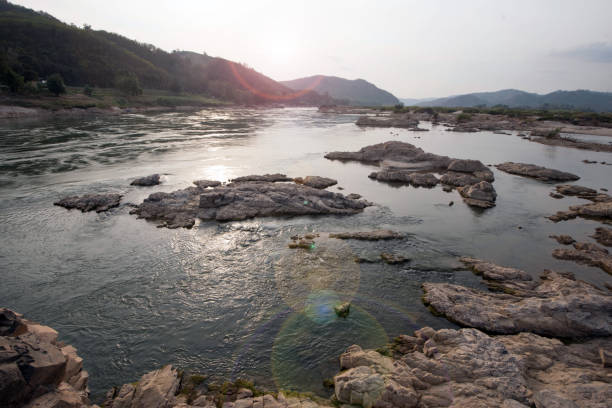 красивый пейзаж вечернее небо реки меконг - luang phabang laos thailand mekong river стоковые фото и изображения