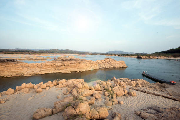 красивый пейзаж вечернее небо реки меконг - luang phabang laos thailand mekong river стоковые фото и изображения