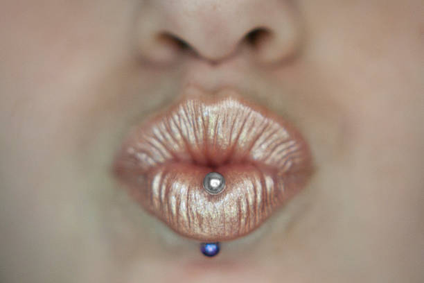 vertikale labret piercing - labret stock-fotos und bilder