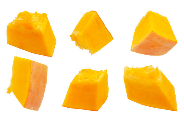 Pumpkin slices isolated on a white background, top view. Sliced pumpkin isolated on white. Set of pumpkin slices. rebanadas de calabaza aisladas sobre un fondo blanco, vista superior. calabaza cortada aislada sobre blanco. piezas de calabaza, vista superior. calabaza en dados, primer plano. conjunto de rodajas de calabaza. diseño plano, vista superior.