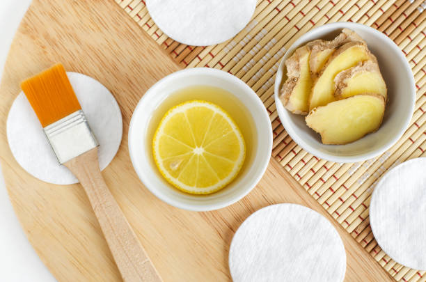 suco de limão, limão e fatias de gengibre. tratamento natural de beleza caseira e conceito de desperdício zero. vista superior, espaço de cópia - lemon juice horizontal composition fruit - fotografias e filmes do acervo