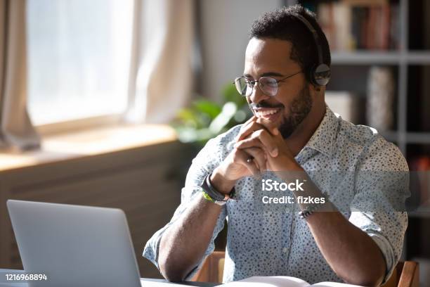 Foto de Empresário Biracial Sorridente Segurando Videochamada Com Parceiros De Clientes e mais fotos de stock de Internet