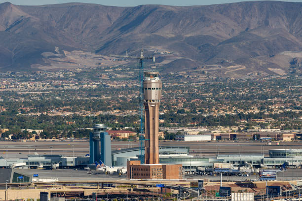 torre di controllo del traffico aereo all'aeroporto internazionale mccarran di las vegas. - air traffic control tower foto e immagini stock