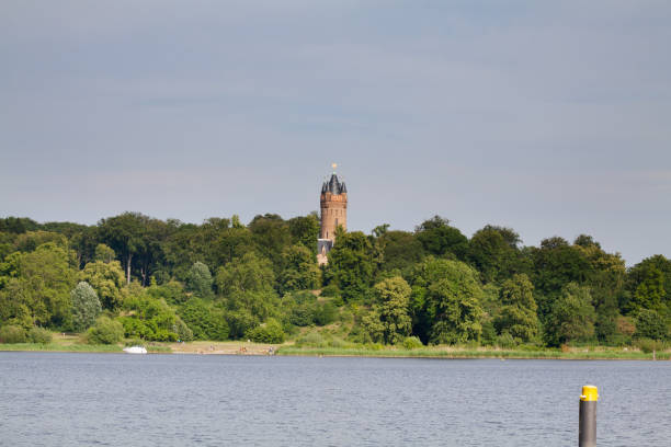 замок шлосс бабельсберг на озере тьефензее в германии - babelsberg стоковые фото и изображения