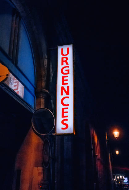 segnale di emergenza (urgenze) di notte - emergency room accident hospital emergency sign foto e immagini stock