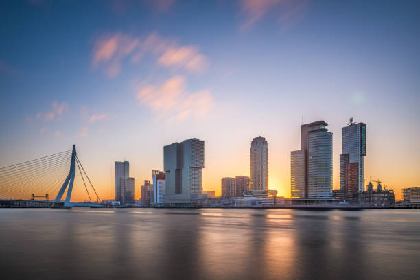 rotterdam, skyline van nederland - rotterdam stockfoto's en -beelden