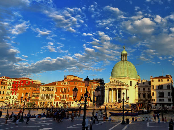 сан-марко плаза и церковь, венеция - venice italy beautiful accademia bridge grand canal стоковые фото и изображения