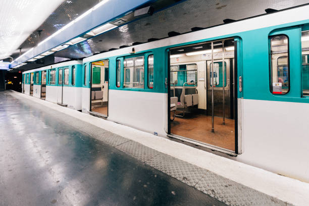 leere öffentliche metro in paris, frankreich - fensterplatz fahrzeugsitz stock-fotos und bilder