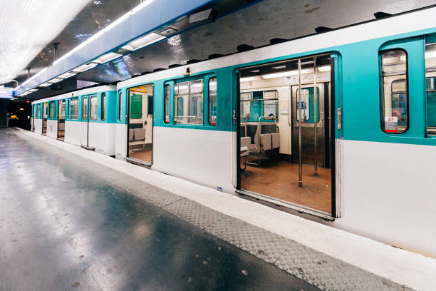 metropolitana pubblica vuota di parigi, francia - french metro foto e immagini stock