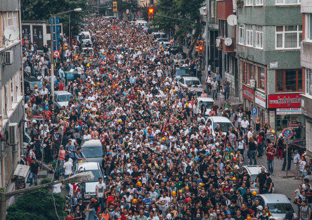 massen von wanderern in istanbul, türkei - protest turkey istanbul europe stock-fotos und bilder
