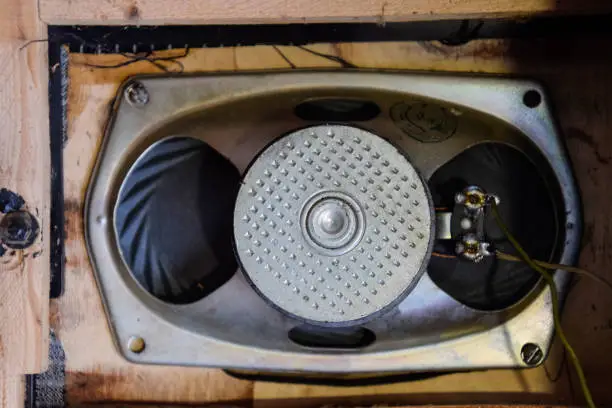 Soviet ferrite speaker 2GD-40, in a wooden casing of an acoustic column. Old Soviet acoustics. Repair of acoustic dynamics, ration soldering wire on the speaker.