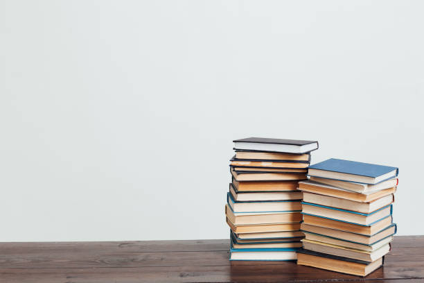 muitas pilhas de livros educacionais em casa se preparando para exames em um fundo branco - sleeping high school desk education - fotografias e filmes do acervo