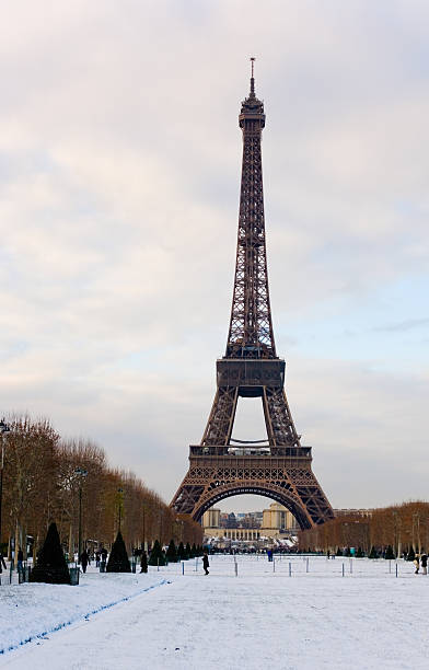 istock Rare snowy day in Paris 121698328