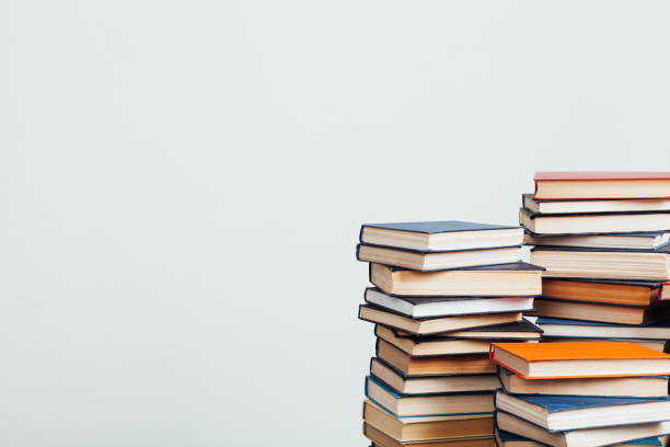 muitas pilhas de livros educacionais em casa se preparando para exames em um fundo branco - sleeping high school desk education - fotografias e filmes do acervo