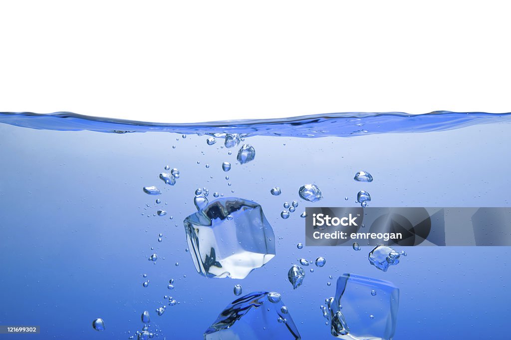 Onda de agua con burbujas aisladas en blanco - Foto de stock de Abstracto libre de derechos