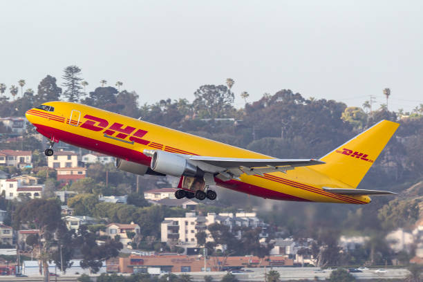 dhl boeing 767 cargo aircraft  departing san diego international airport. - dhl airplane freight transportation boeing imagens e fotografias de stock