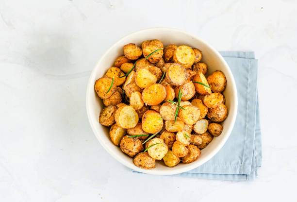 patatas asadas con romero directamente por encima de la foto horizontal - roasted potatoes prepared potato herb food fotografías e imágenes de stock