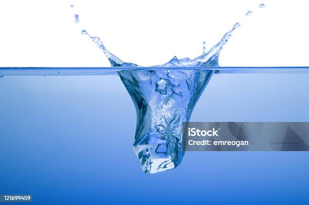 Helados En El Agua Foto de stock y más banco de imágenes de Abstracto - Abstracto, Agua, Azul