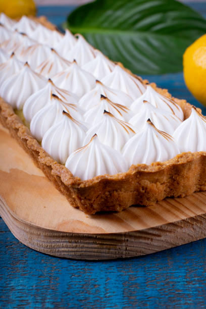 лимонный пирог с карамелизированным безе - lemon meringue pie pie pastry crust portion стоковые фото и изображения