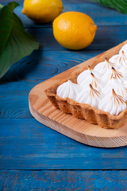 лимонный пирог с карамелизированным безе - lemon meringue pie pie pastry crust portion стоковые фото и изображения