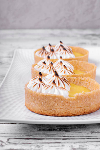 мини пироги с лимонным творогом и карамелизированным безе - lemon meringue pie pie pastry crust portion стоковые фото и изображения