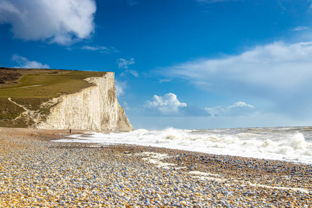 sept falaises de craie de soeurs dans le jour orageux, angleterre - seaford photos et images de collection